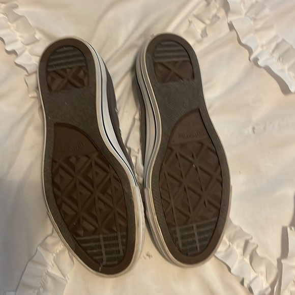 Gray converse - Picture 2 of 4